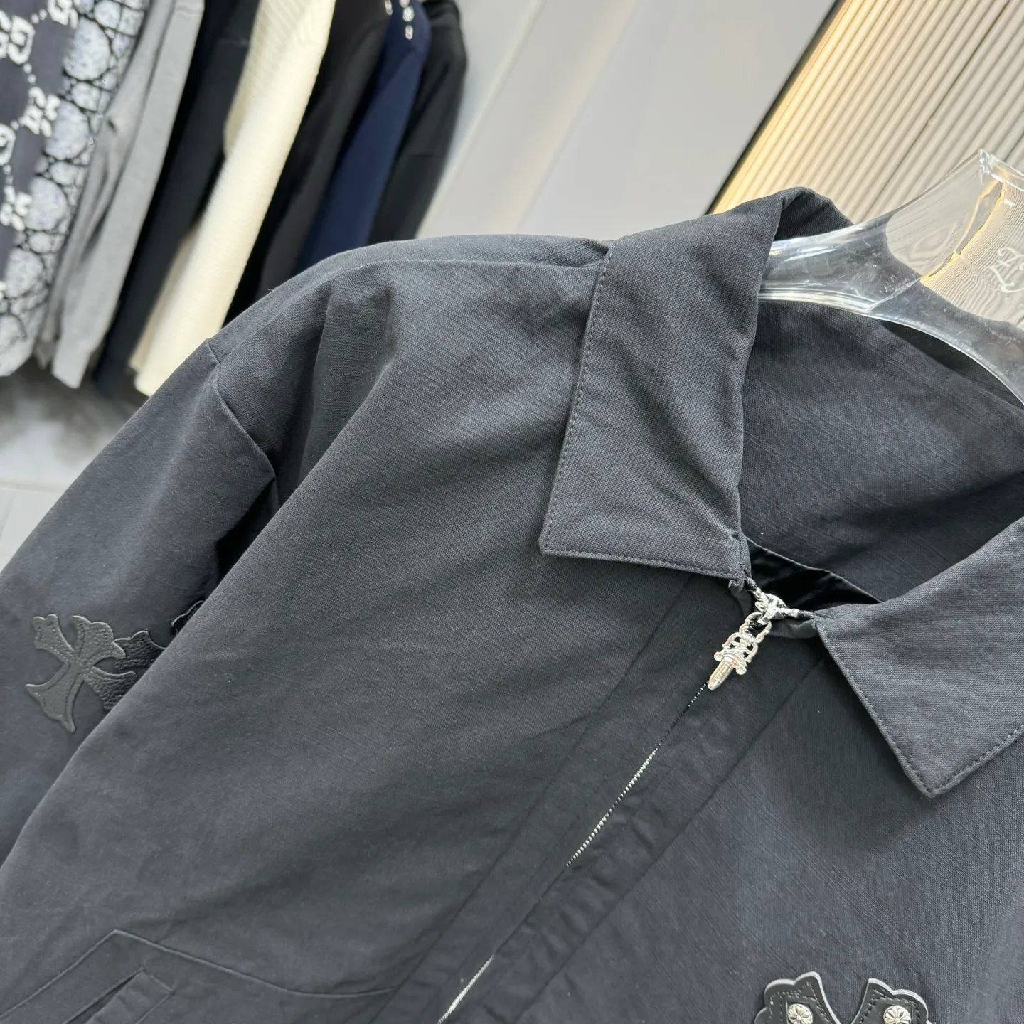 🅿️410 CH Croxin is first launched on the official website. It is rarely available through trade channels and overseas high-quality products are sold in limited quantities. An example of a classic jacket product, the trademark with dark patterns all over the body highlights the brand recognition. This jacket is both warm and lightweight. The latest model is launched in the same style at the counter. The ultra-authentic upper body instantly transforms into an oppa. The simple and fashionable three-dimensional tailoring has unique craftsmanship. The upper body effect is excellent and shows a confident temperament. In addition to daily leisure, it can also be worn for outdoor sports. It is also a good choice for travel. It is relaxed and casual and shows a masculine temperament. Color: Black Size: S/M/L/Xl/XXl